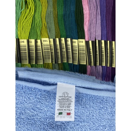 LOT DE 1 SERVIETTE DE TOILETTE + 1 SERVIETTE INVITÉ EN ÉPONGE ET TOILE AÏDA À BRODER AU POINT DE CROIX AVEC FIL OFFERT