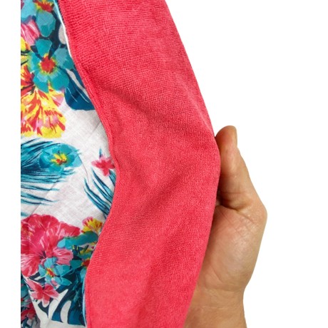 Serviette de plage kikoy avec feuilles tropicales sur rose