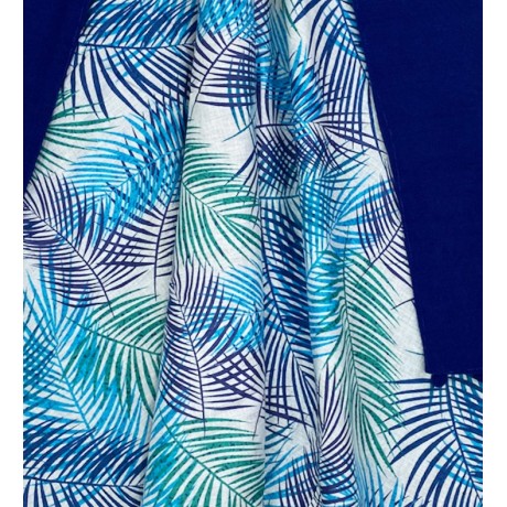 serviette de plage imprimée avec des feuilles sur bleu