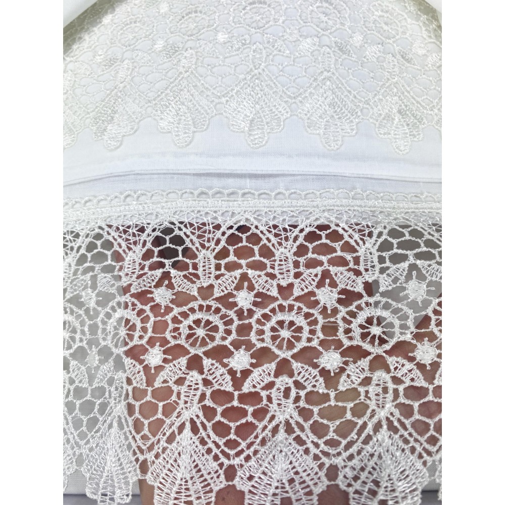 SUSY TRUNK veredelt mit Makramee-Spitzen-DOPPELLAKEN und TAGESDECKE IDEA BRIDE