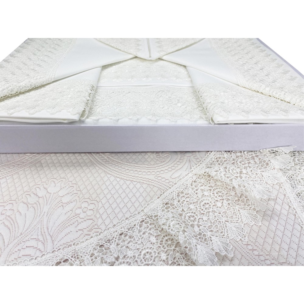 SUSY TRUNK veredelt mit Makramee-Spitzen-DOPPELLAKEN und TAGESDECKE IDEA BRIDE