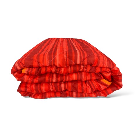Couvre-lit rayé moderne sur rouge et bordeaux adapté à la saison printanière