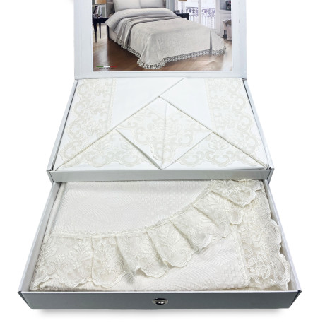 Malle, drap et couvre-lit avec dentelle, idée de mariée