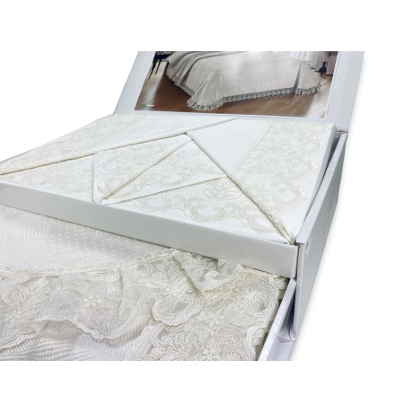 Malle, drap et couvre-lit avec dentelle, idée de mariée