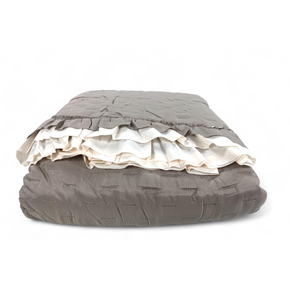 Colcha acolchada con volantes en Taupe/Cream Taupe/Cream