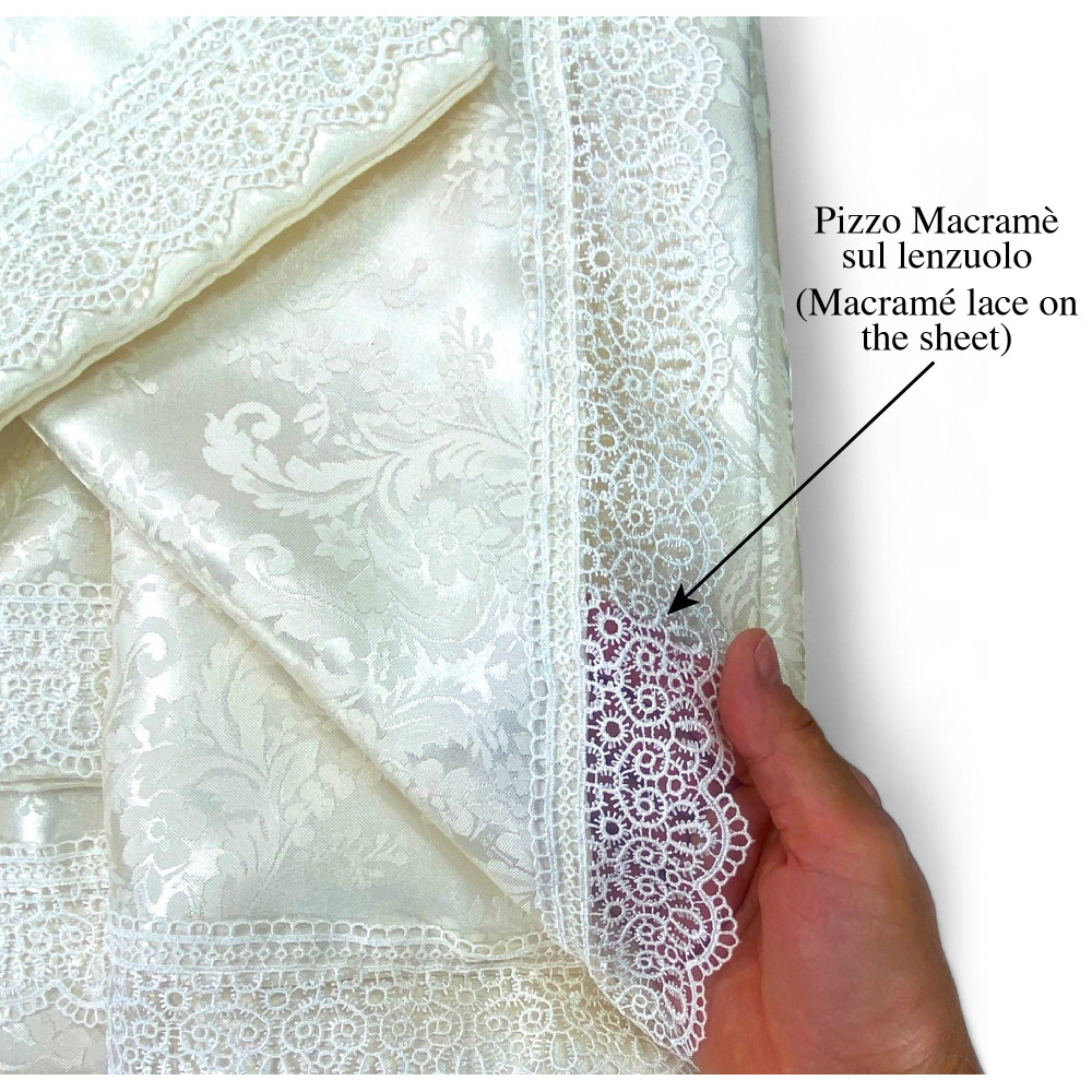Set Letto Matrimoniale Regina, Lenzuola in Raso di Poliestere con Pizzo Macramè e Copriletto con Passamaneria, Made in Italy