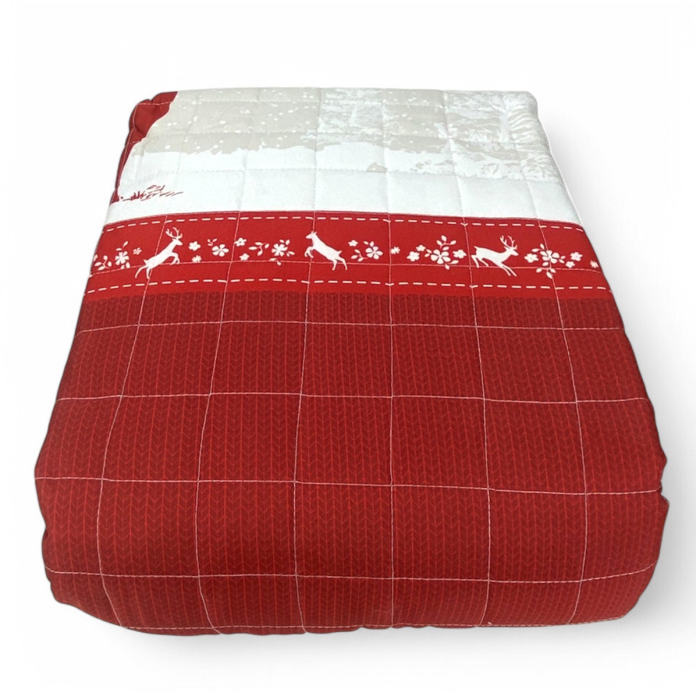 Copriletto Trapuntato Monte Soglio Rosso - Stile Chalet con Cervi e Foresta - Microfibra Leggera Made in Italy