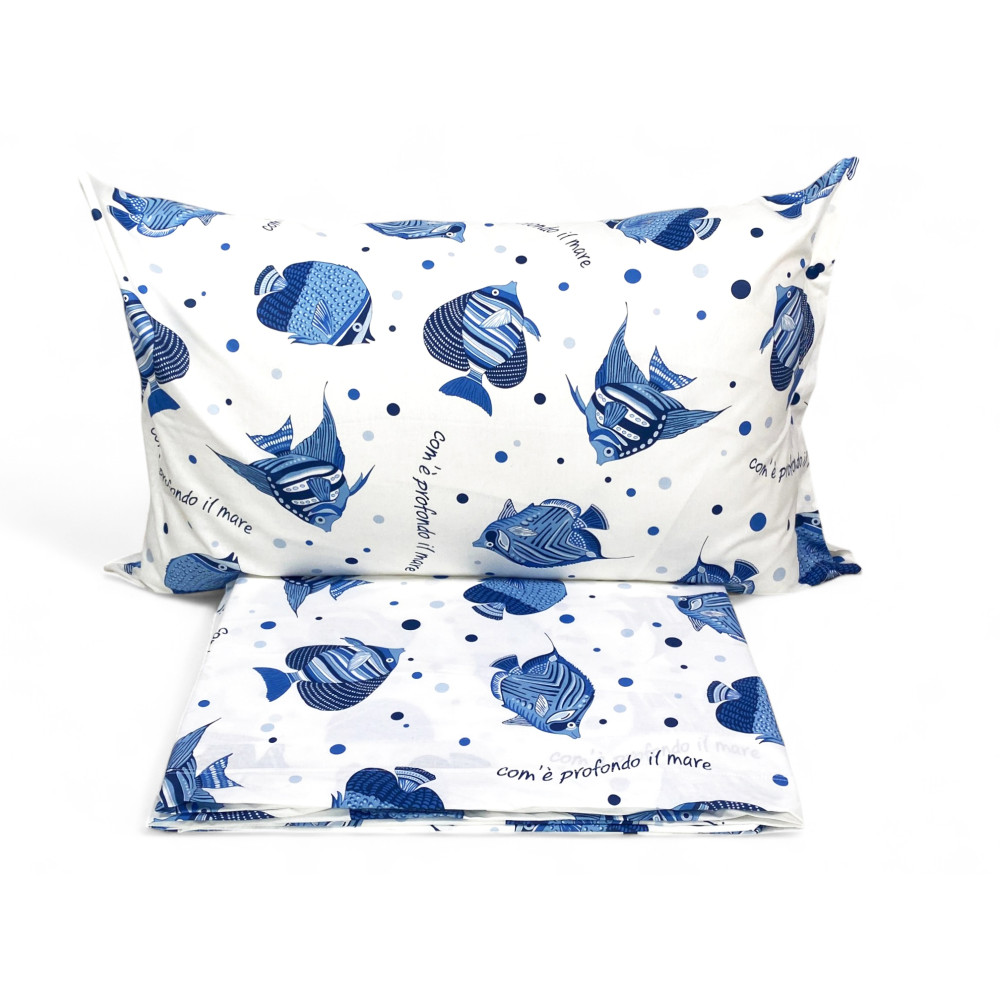 Juego de cama "How Deep is the Sea" con estampado de peces azules sobre fondo blanco Juego de cama "How Deep is the Sea" con estampado de peces azules sobre fondo blanco