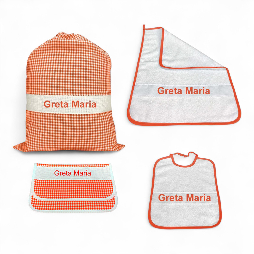4-teiliges Kindergarten-Set mit gesticktem Namen – Säckchen, Sack, Lätzchen und Handtuch 4-teiliges Kindergarten-Set mit gesticktem Namen – Säckchen, Sack, Lätzchen und Handtuch