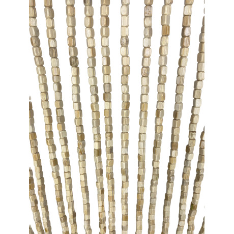 Borlas decorativas de madera en la base de la cortina beige