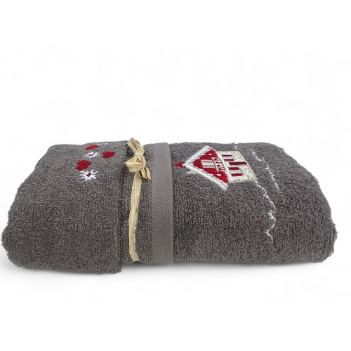 Conjunto de baño tirolés en rizo gris con casa bordada y elegante embalaje