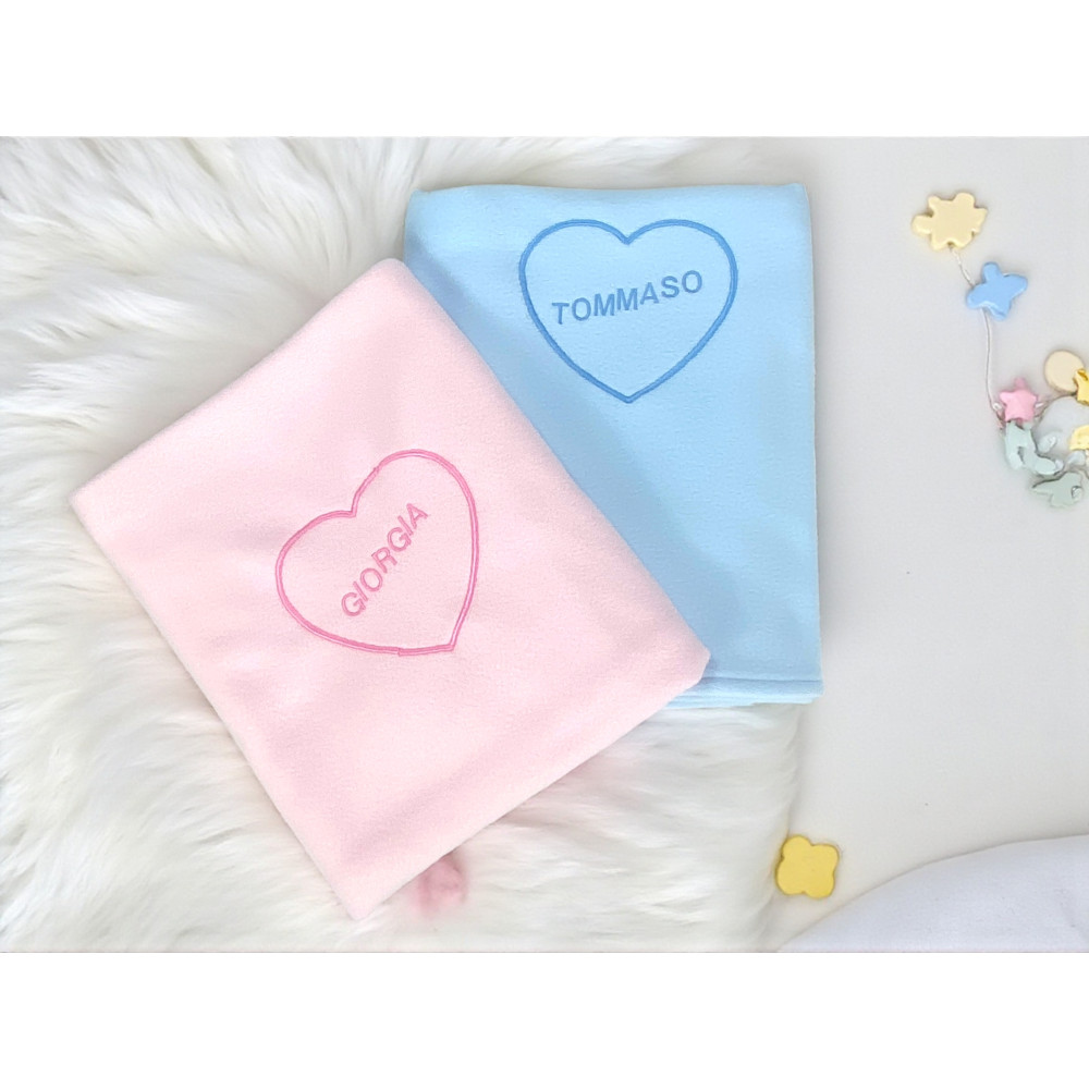 Personalisierte Fleecedecke mit Namen - Gesticktes Herz - Junge und Mädchen - Kindergartenbett Neugeborenes, weich Made in Italy